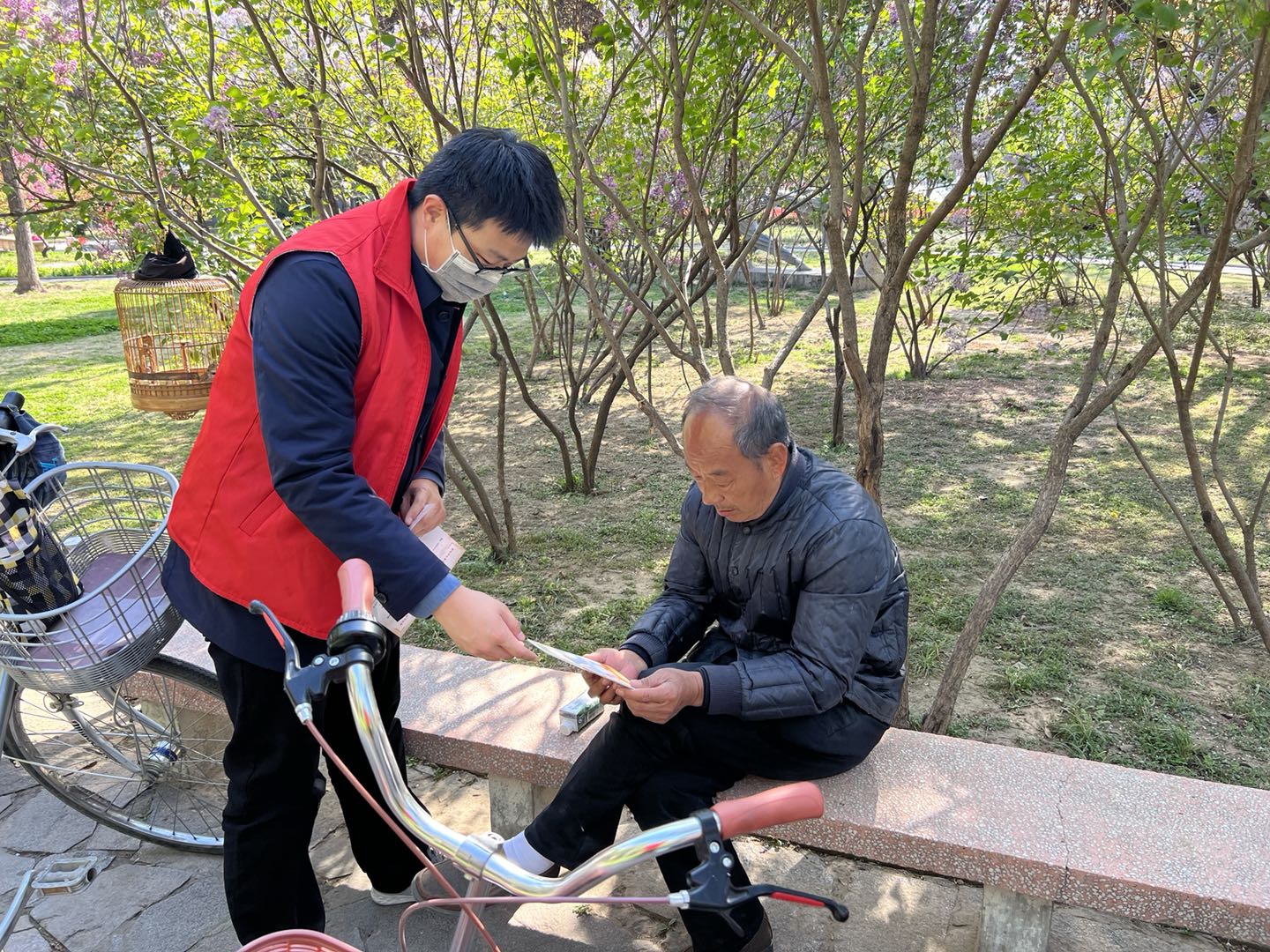 2022年4月7日在市人民路街道开展诚信宣传1.jpg 2022年4月7日在市人民路街道开展诚信宣传1.jpg